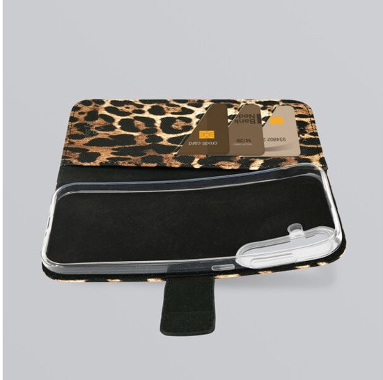 Étui de téléphone ouvert avec imprimé léopard, porte-cartes et support transparent.