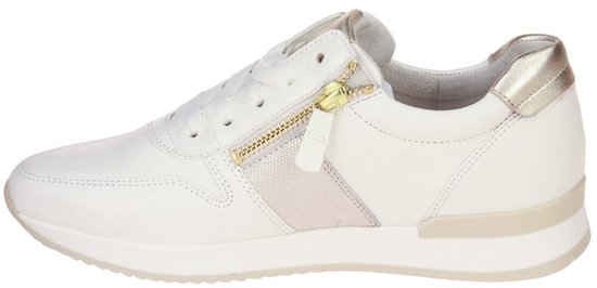 Witte sneaker met gouden hiel en zilveren accenten, met ritssluiting.