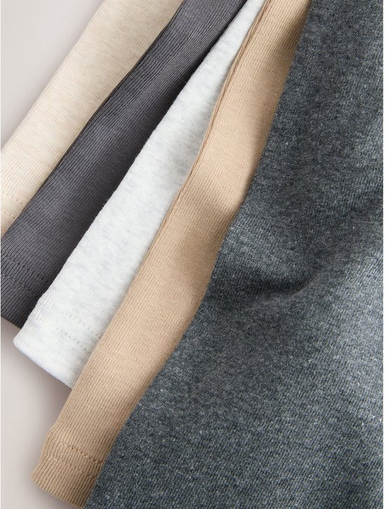 Vijf hemdjes in beige, lichtgrijs, donkergrijs, crème en grijs gevlekt.