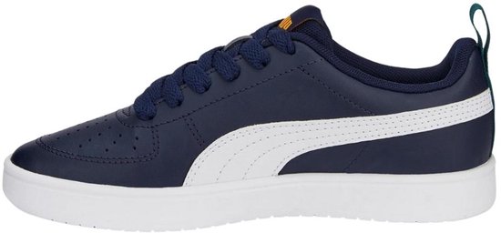 Donkerblauwe sneaker met witte Puma streep, veters en opvallende gele Puma logo's op de tong.