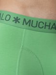 Detail van een felgroene boxslip met 'MUCHACHOMALO' logo-band en stiksels.