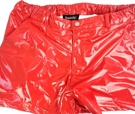 Voorkant van een korte rode lakbroek met elastische tailleband, riemlussen en knoop. BamBella label zichtbaar.