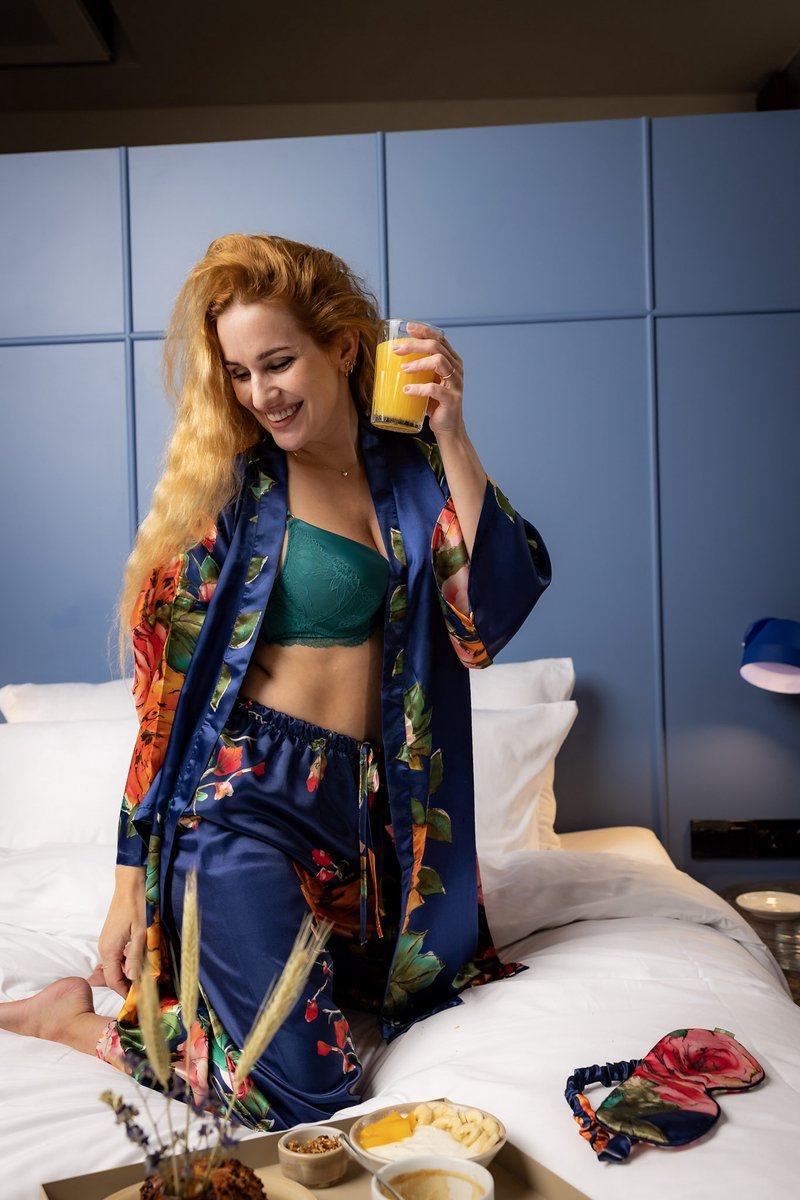 Kimomi Dames Satijnen Kimono Set – Luxe 3-delige Selfcare Set met Kimono, Pyjamabroek & Slaapmasker – Korte Kimono – Maat M – Donkerblauw