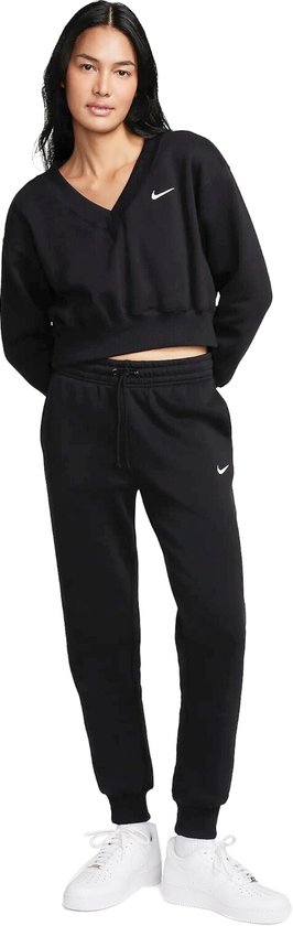 Zwarte Nike joggingbroek met trekkoord, wit Nike logo en zwarte crop sweater.