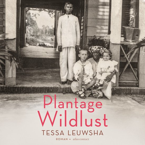 Zwart-wit foto van een familie voor een huis met de tekst "Plantage Wildlust Tessa Leeuwsha Roman"
