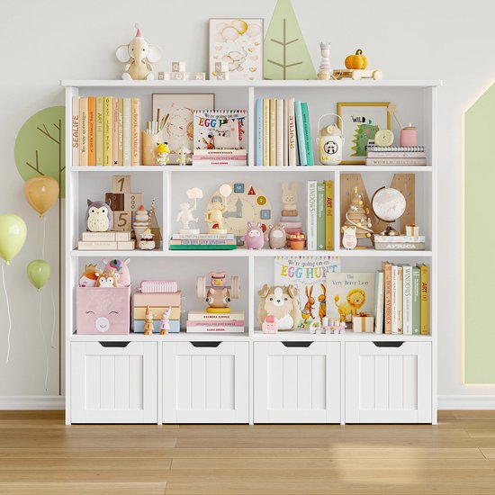 Witte kinderboekenkast met boeken, speelgoed, houten stapelblokken, ballonnen en muurdecoraties. Vier witte lades.