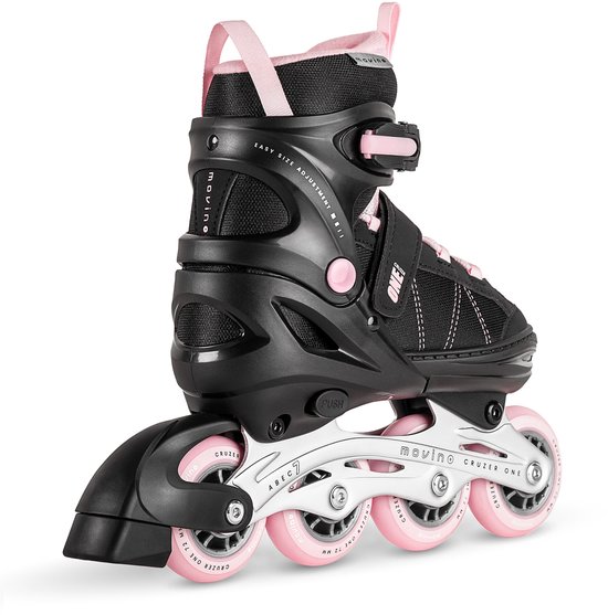 Zwarte skeeler met roze wielen en roze voering, met "movino" op de wielen.