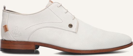 Witte schoen met gesp en bruine zool.