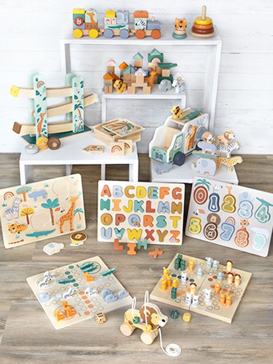 Collectie houten speelgoed: trein, blokken, auto, puzzels met dieren, alfabet en cijfers.