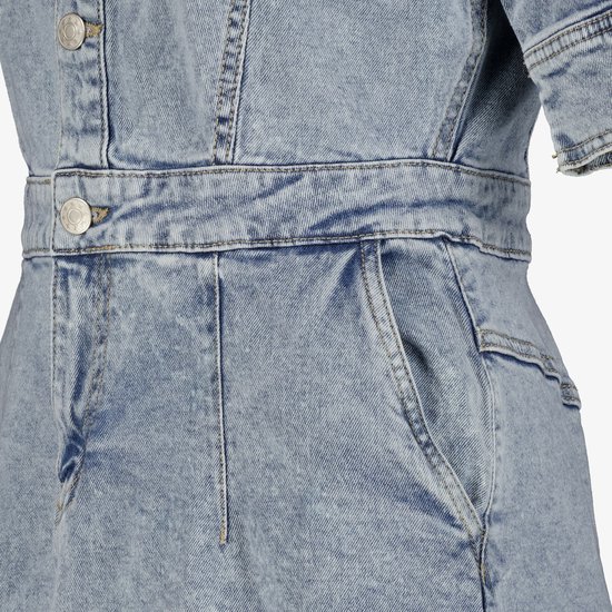 Detail van blauwe spijkerjurk met ceintuur en zak.