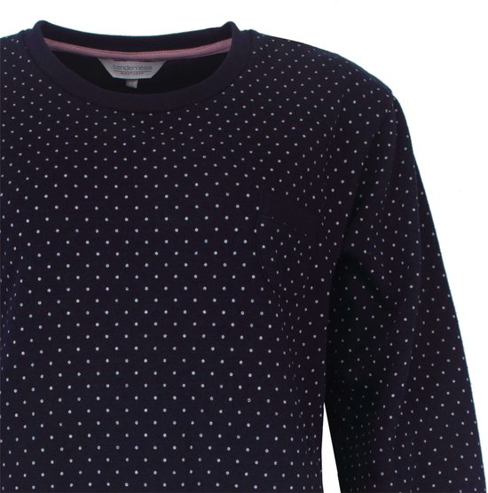 Detail van het donkerblauwe pyjamatop met witte stippen en een borstzakje.