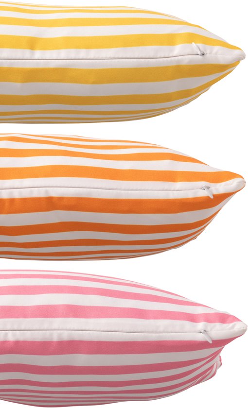 Drie gestreepte kussens in geel, oranje en roze, van dichtbij.