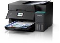 Zwarte Epson Ecotank printer met documenten uit de uitvoerlade, op een witte achtergrond.