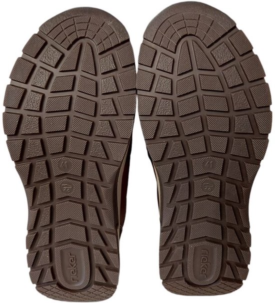 Onderkant van bruine Rieker sneakers met een grof profiel.