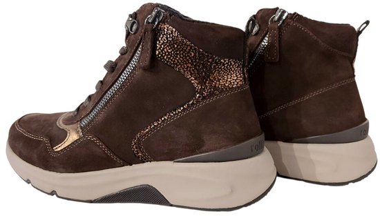 Paar bruine suède veterboots met rits en gouden accenten, beige zolen, van achteren gezien.