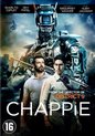 De poster van de film Chappie toont een robot met een politie-insigne, samen met twee mannen. Er is een helikopter op de achtergrond.