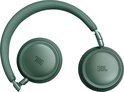 Een groene JBL over-ear koptelefoon, gedeeltelijk gevouwen, met logo op de oorschelpen.