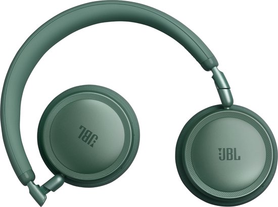 Een groene JBL over-ear koptelefoon, gedeeltelijk gevouwen, met logo op de oorschelpen.