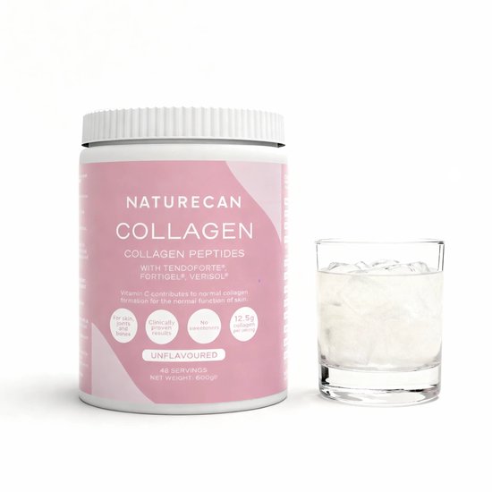 Pot Naturecan collageen peptiden ongezoete smaak naast een glas met ijs en water, op een witte achtergrond.