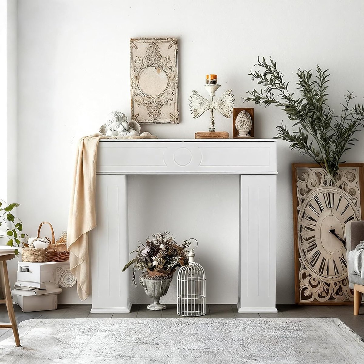 Decoratieve Haardombouw met Drie Deuren en Opbergruimte