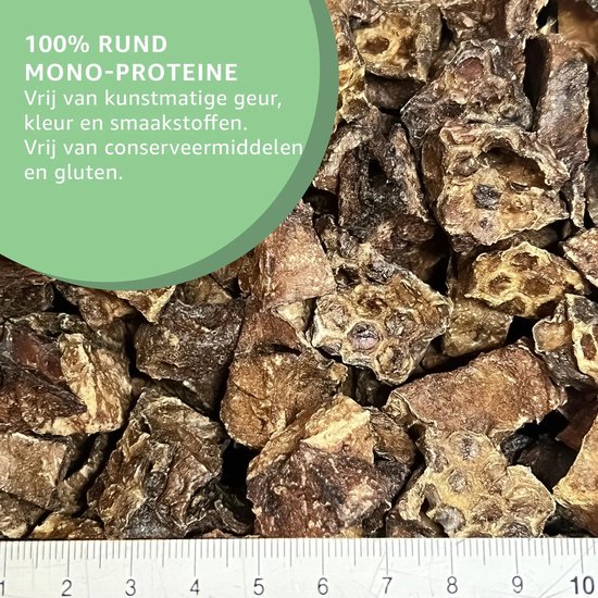 Gedetailleerde close-up van gedroogde rundervleesblokjes, met een schaalverdeling.