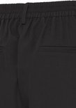 Detail van de achterkant van een zwarte broek met elastische tailleband en achterzak.