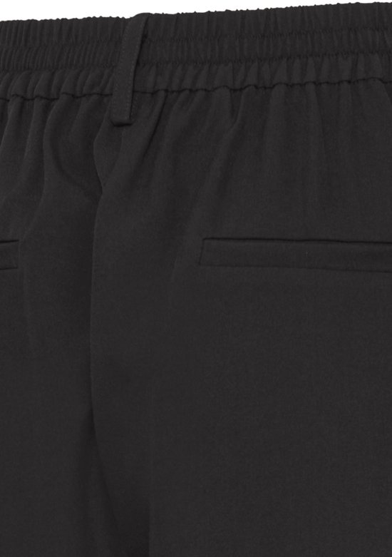 Detail van de achterkant van een zwarte broek met elastische tailleband en achterzak.