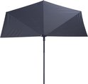 Bovenaanzicht van een open, donkergrijze Madison Sun Wave parasol op witte achtergrond.