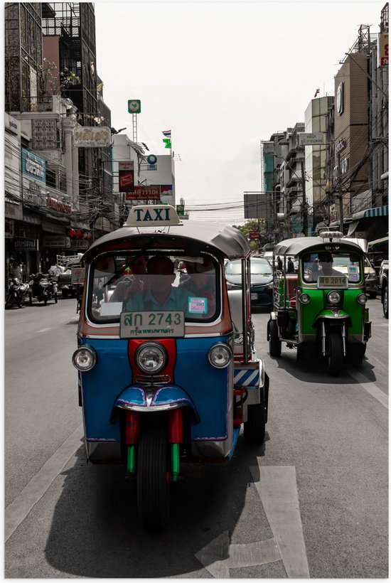 Poster (Mat) - Tuktuks Rijdend door de Straten van de Stad - 40x60 cm Foto op Posterpapier met een Matte look
