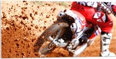 Acrylglas - Motorcrosser met Rood met Witte Motor door de Modder - 100x50 cm Foto op Acrylglas (Met Ophangsysteem)