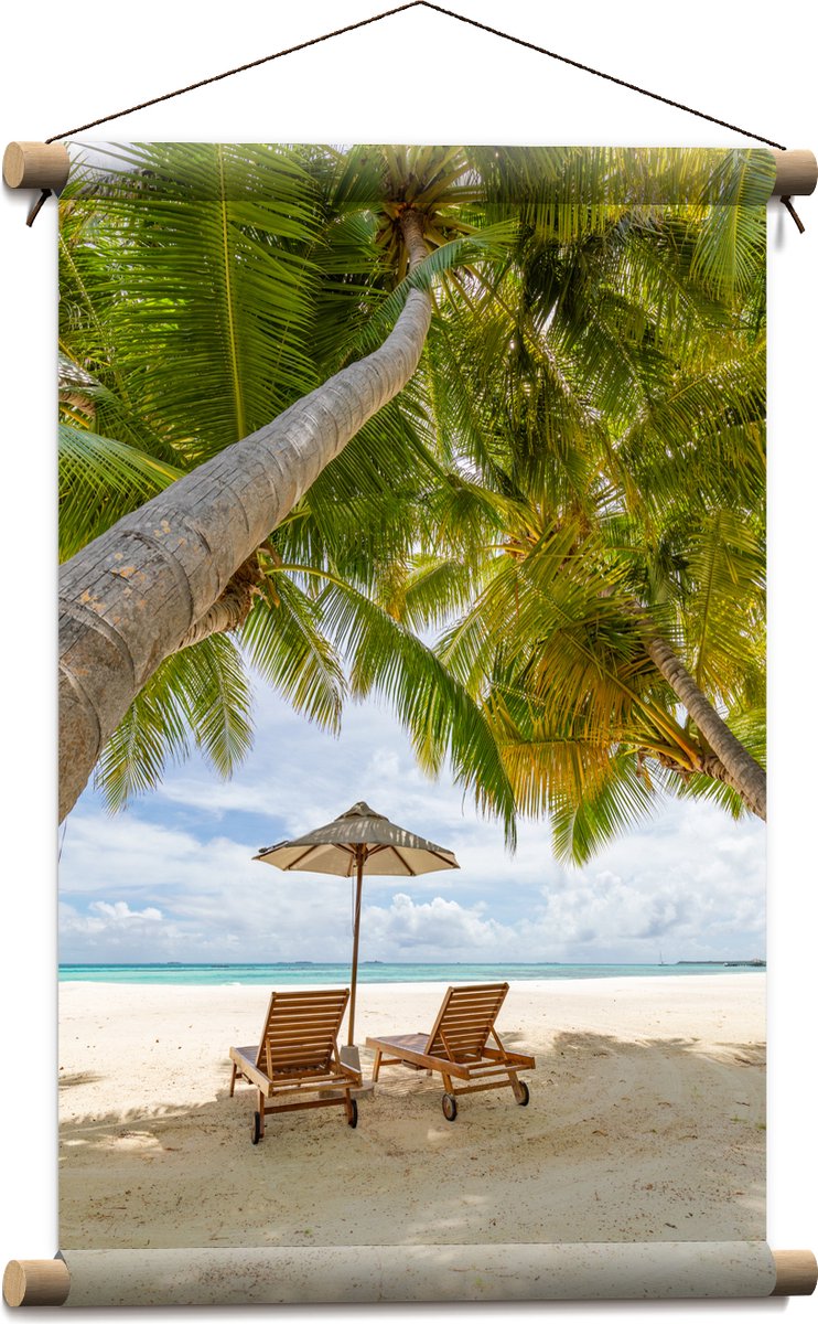 Textielposter - Schuingroeiende Palmboom boven Ligbedden en Parasol op het Strand - 40x60