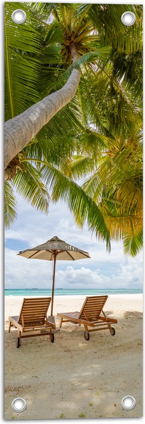 Tuinposter – Schuingroeiende Palmboom boven Ligbedden en Parasol op het Strand - 20x60 cm Foto op Tuinposter (wanddecoratie voor buiten en binnen)