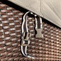 Sluitingsband met gespen op een taupe tuinhoes, bevestigd aan bruin vlechtwerk.