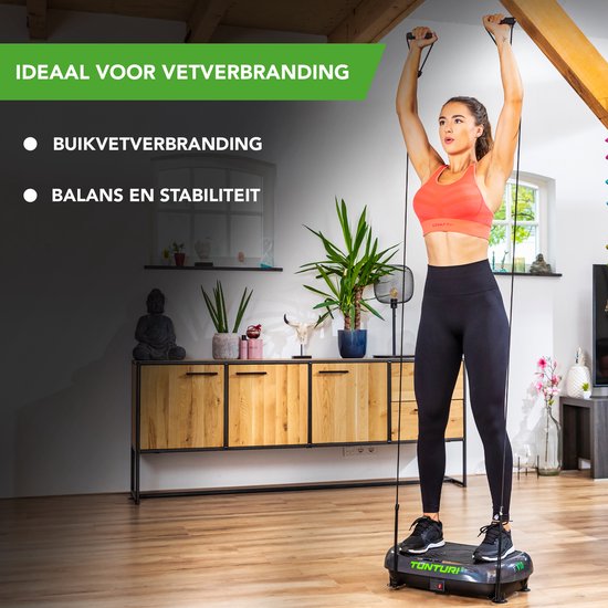 Vrouw traint met Tunturi cardio fit trilplaat en weerstandsbanden.