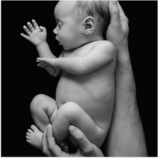 Poster Glanzend – Pasgeboren Baby in Handen van Vader (Zwart- wit) - 50x50 cm Foto op Posterpapier met Glanzende Afwerking