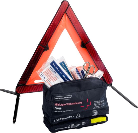 Uitgeklapte rode gevarendriehoek met reflecterende randen. Eronder een zwarte tas met rode opdruk, waaruit verbandmiddelen, schaar en pleisters steken.