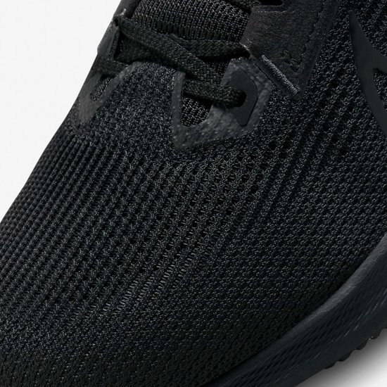 Gedetailleerd beeld van de zwarte, ademende mesh neus van een Nike sportschoen.