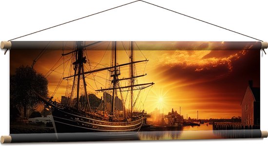 Textielposter - Zonnestralen van Zonsondergang op Zeilschip op het Water - 90x30 cm Foto op Textiel