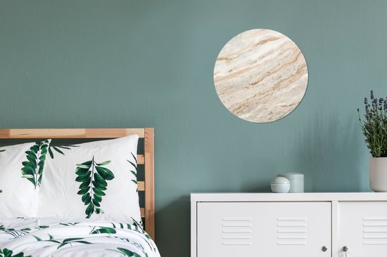 Ronde wanddecoratie met een marmerlook patroon in beige, bruin en wit tinten.