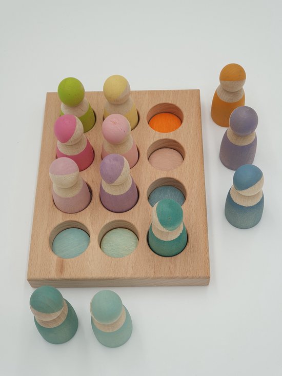 Houten sorteerplank met 12 pastelkleurige peg poppetjes, 6 poppetjes ernaast op witte achtergrond.