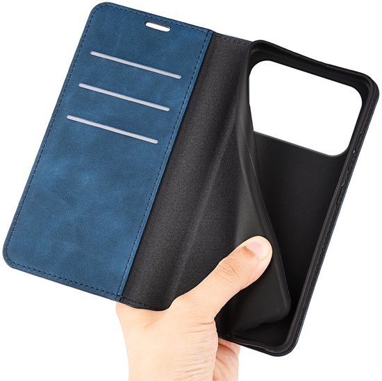 Blauw telefoonhoesje met drie vakjes voor pasjes, geopend om de binnenkant te tonen.