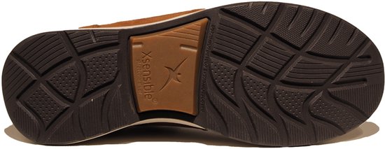 Semelle d'un sneaker marron en daim avec logo Xsensible et profil.