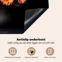 Zwarte antislip onderkant van 2 mm dik, met een opgerolde rand.