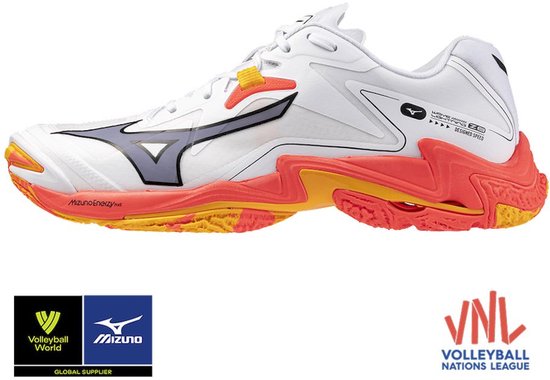 Witte volleybalschoen met feloranje en gele zool. Grijs, oranje en zwart Mizuno logo op de zijkant.