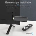 Zwarte TV Stick wordt in de HDMI-poort van een televisie gestoken, met afstandsbediening ernaast.