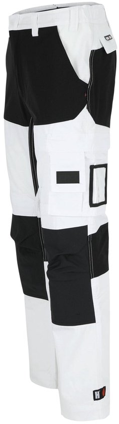 Werkbroek in wit en zwart met cargo zakken.