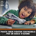 Jongen speelt met een LEGO Star Wars "Pirate Snub Fighter" model, dat 285 stukjes telt en voor 8+ jaar is.