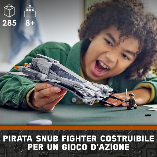 Jongen speelt met een LEGO Star Wars "Pirate Snub Fighter" model, dat 285 stukjes telt en voor 8+ jaar is.