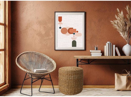 Ronde naturel zeegras poef naast een rotan stoel in een woonkamer.