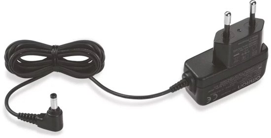 Zwarte Omron AC adapter met twee metalen stekkers en een gebogen connector. De kabel is opgerold.